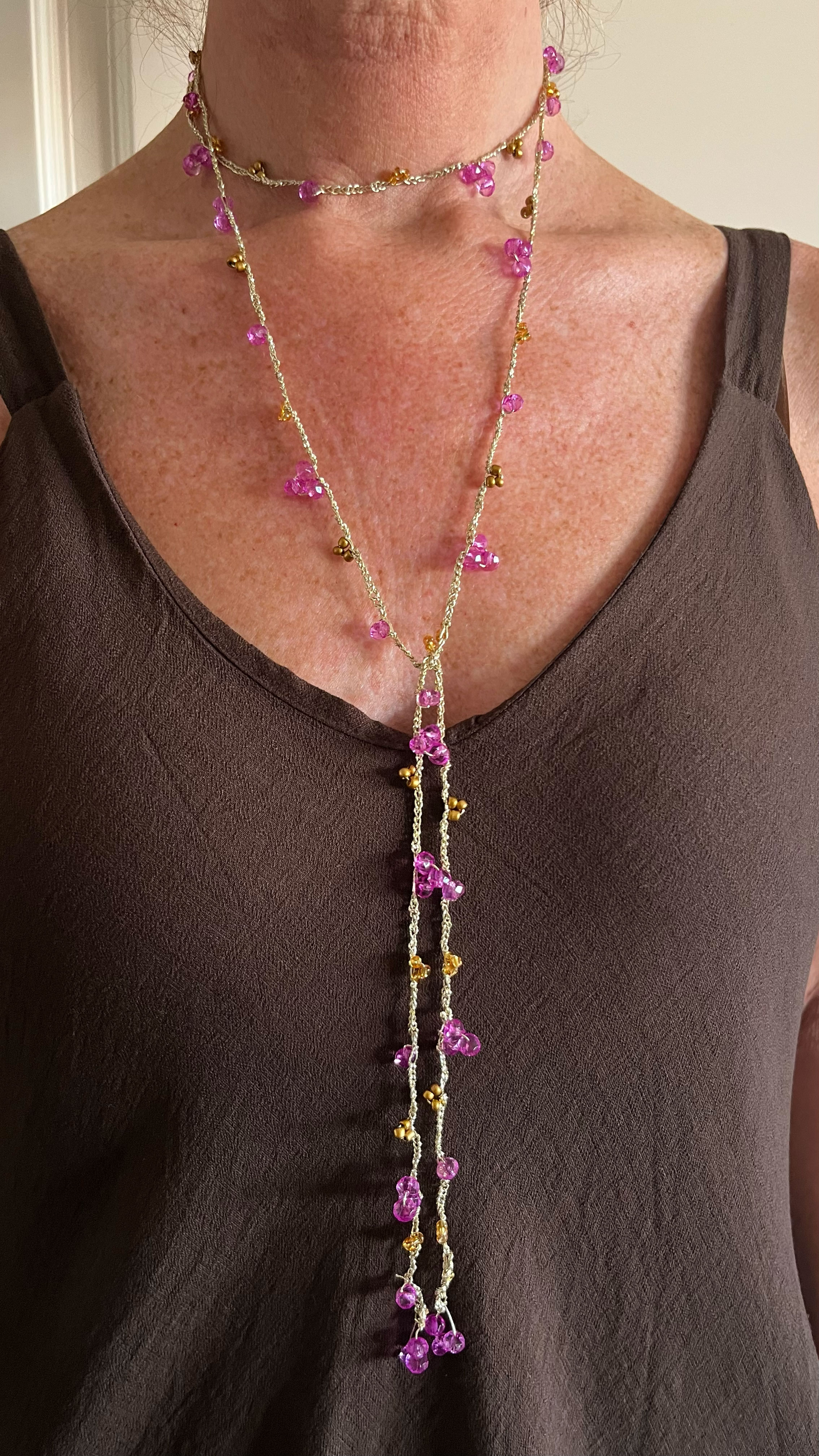 Collar Fucsia Ámbar con modelo