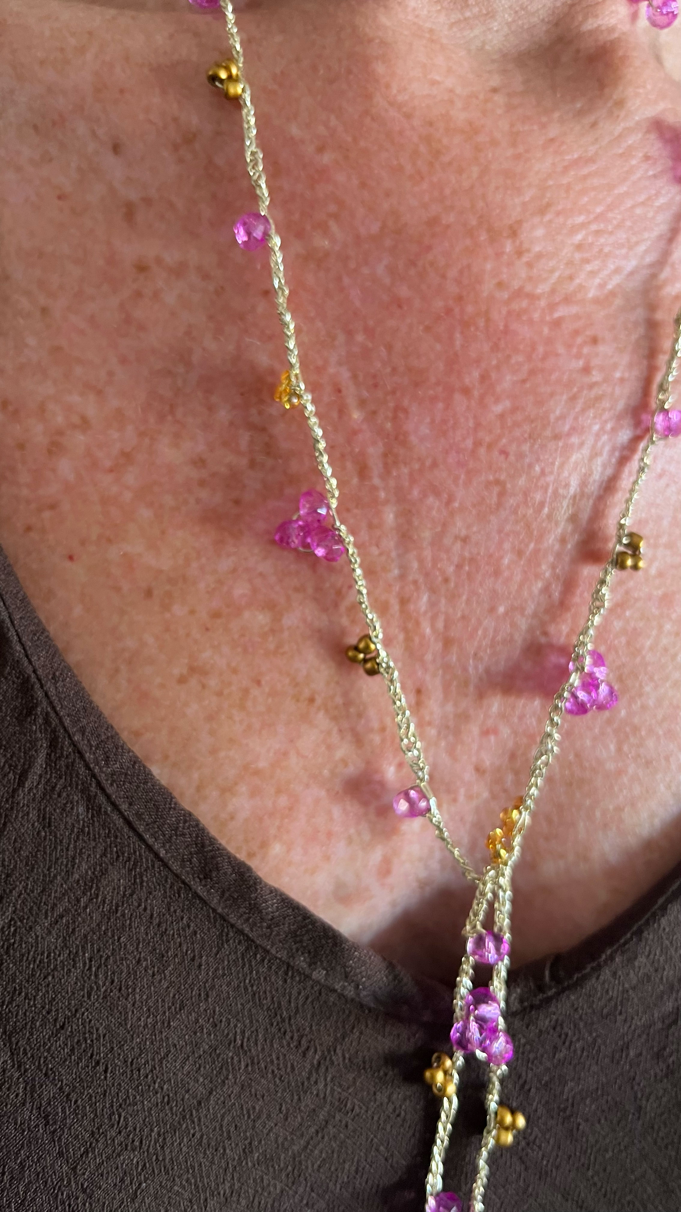 Collar Fucsia Ámbar, puesto, detalle 2