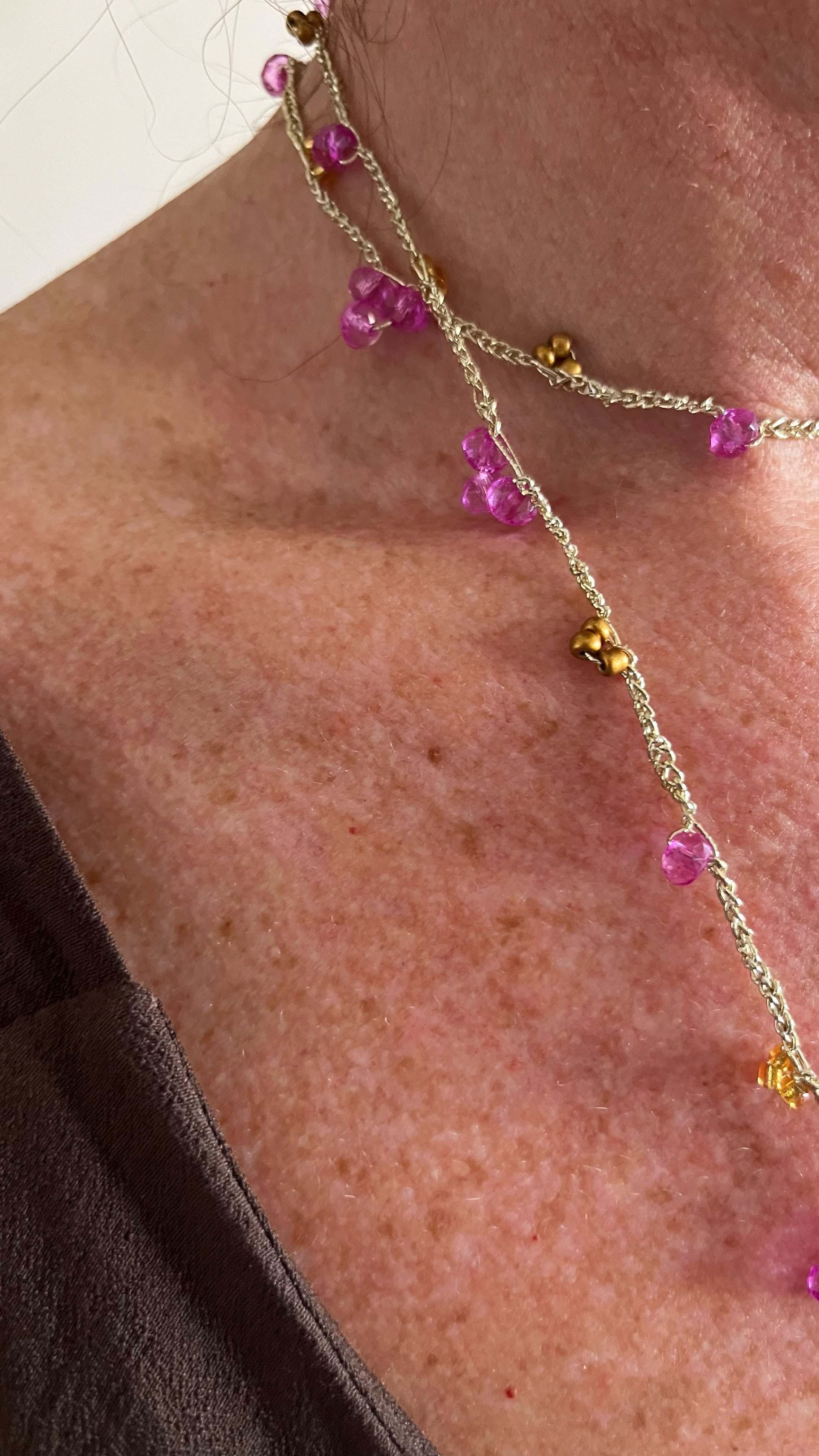 Collar Fucsia Ámbar, puesto, detalle 1