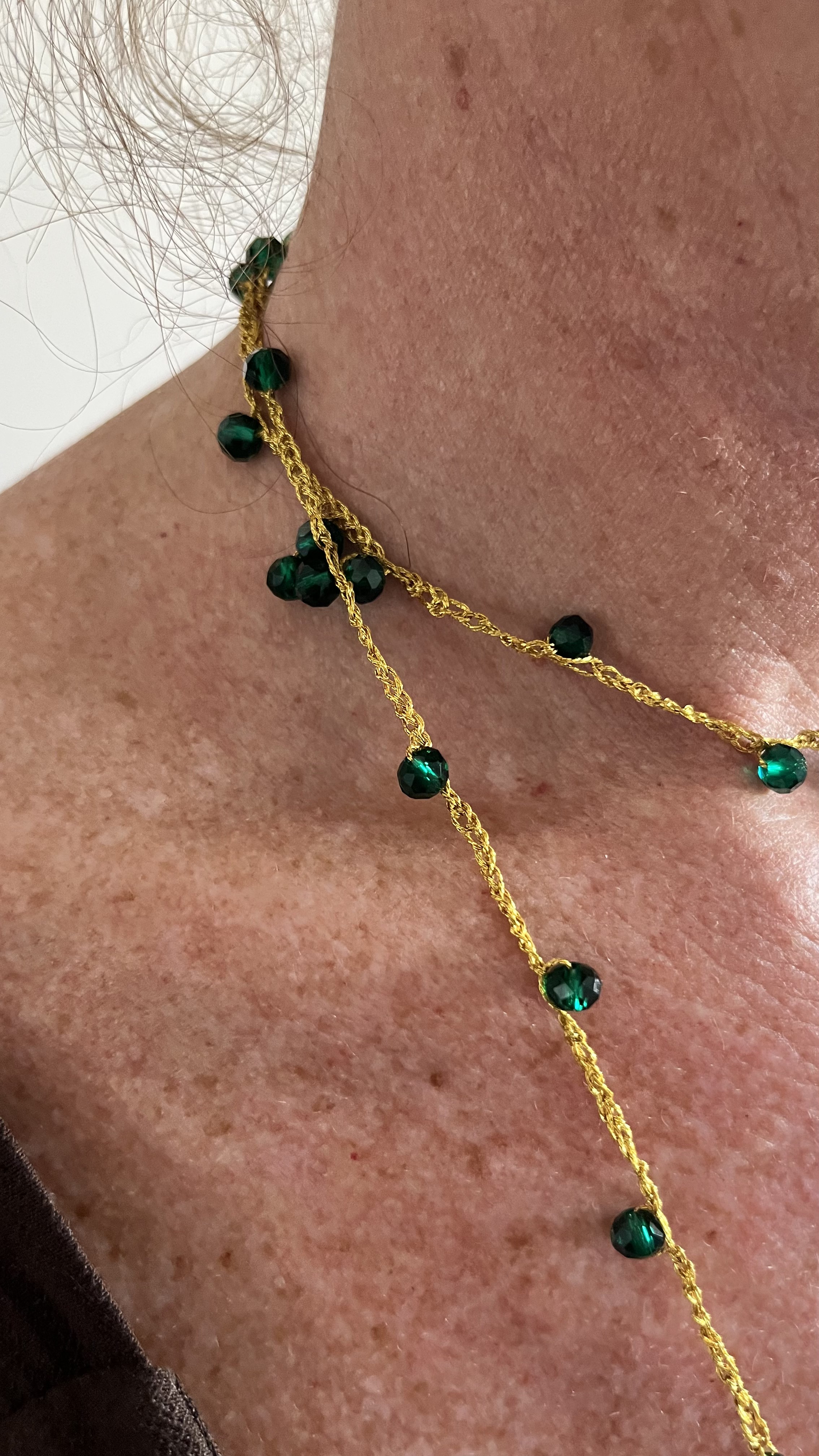 Collar Verde Esmeralda, puesto, detalle 3