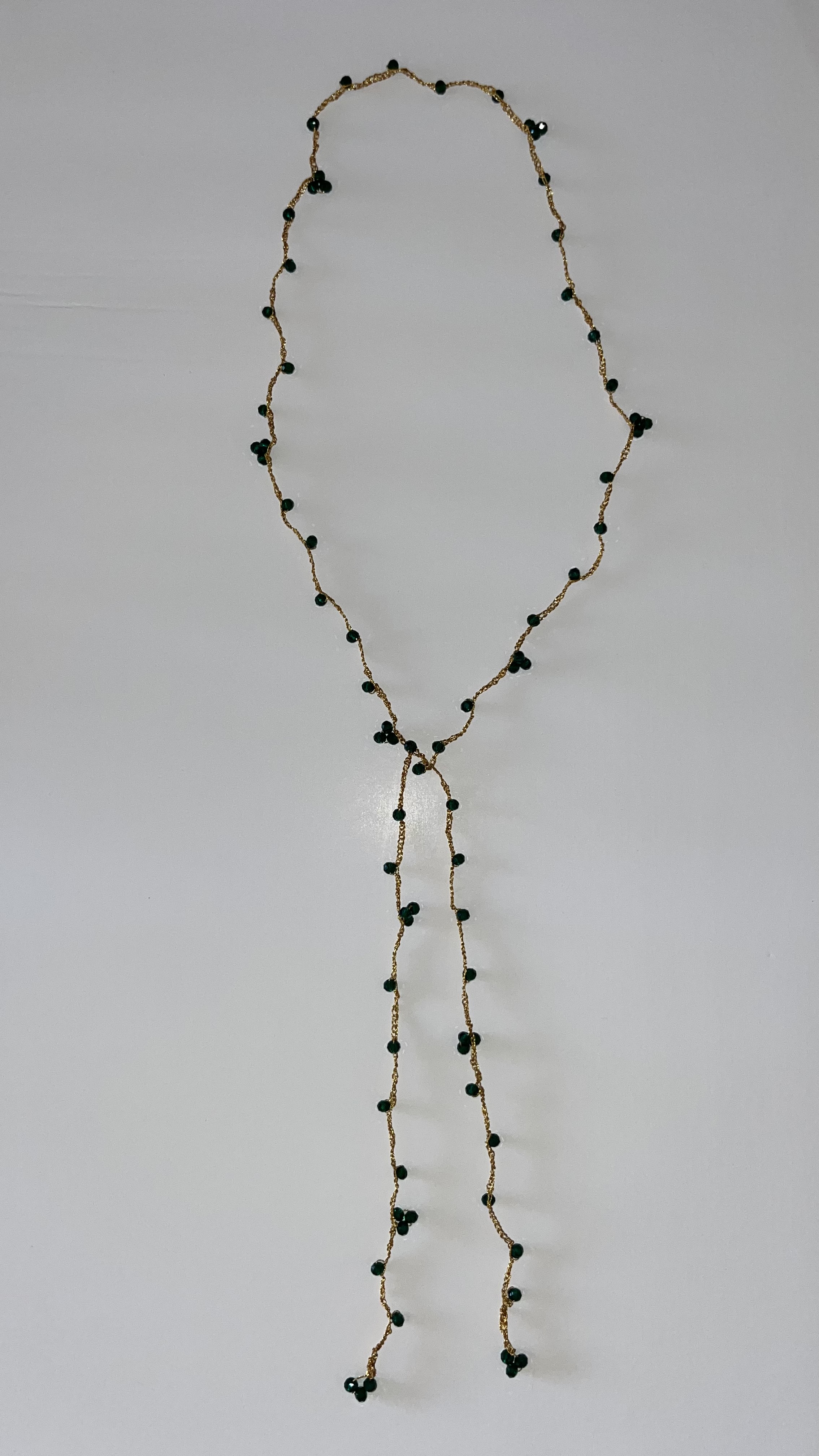 Collar Verde Esmeralda, sobre fondo blanco