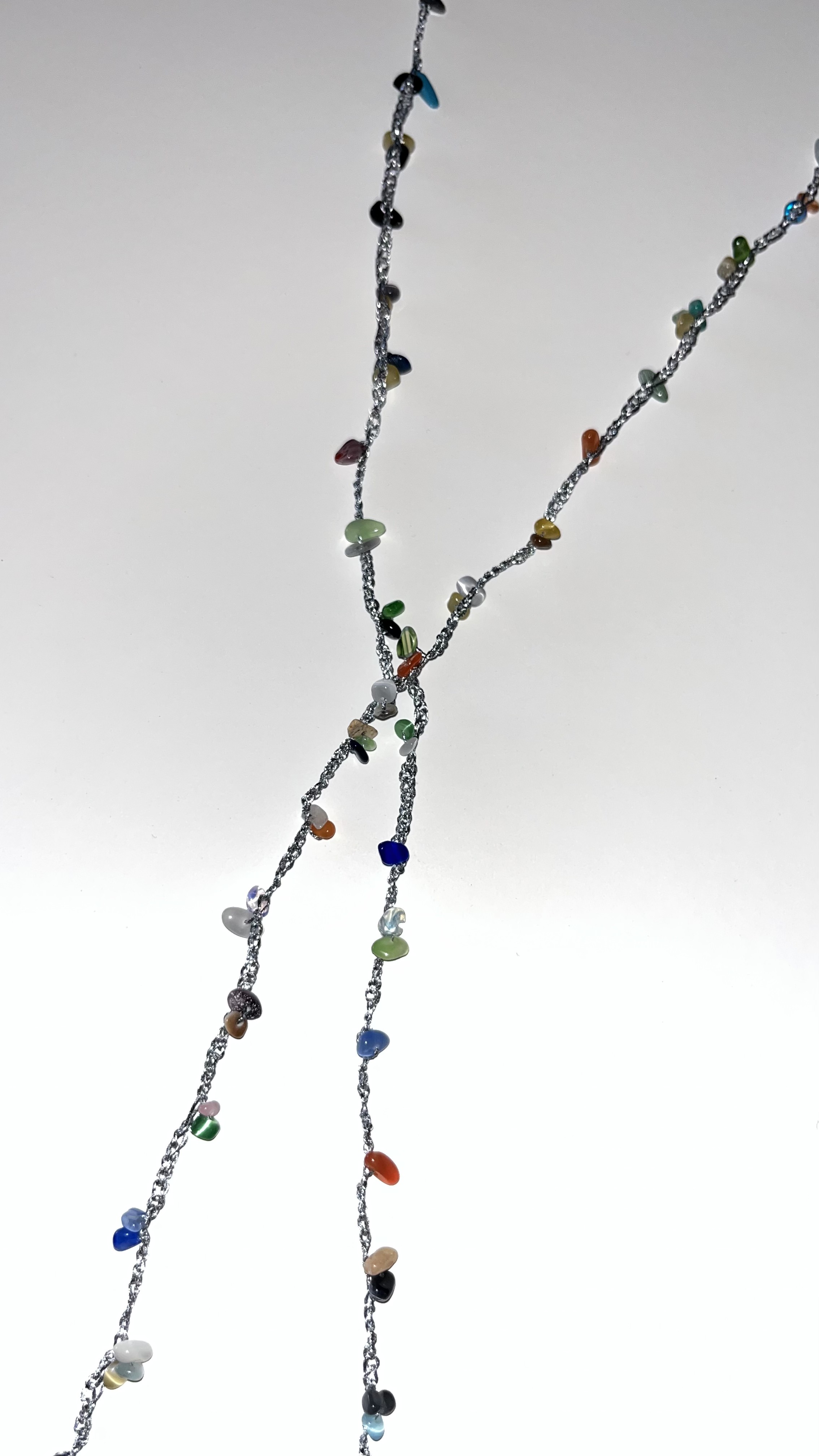 Collar Cristal Multicolor, sobre fondo blanco