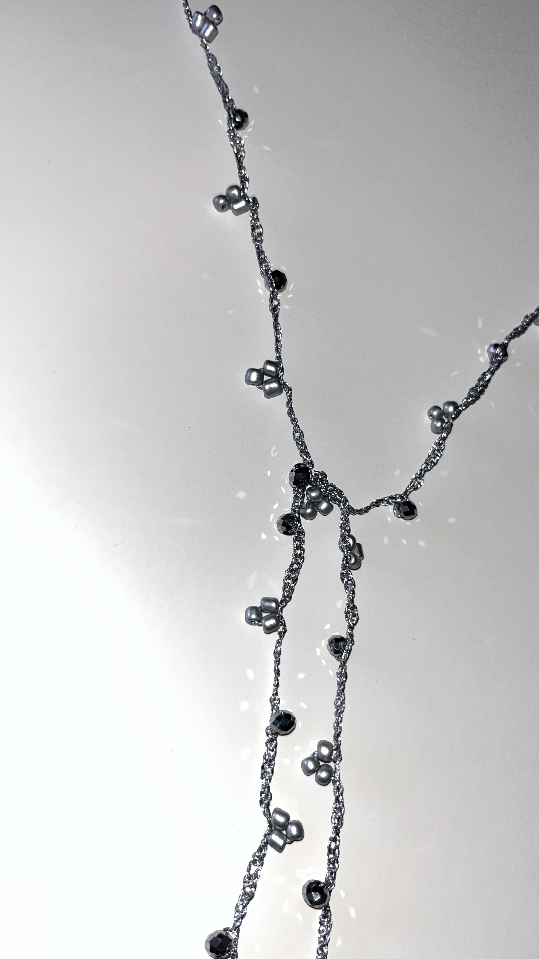 Collar Plata Nocturna, sobre fondo blanco