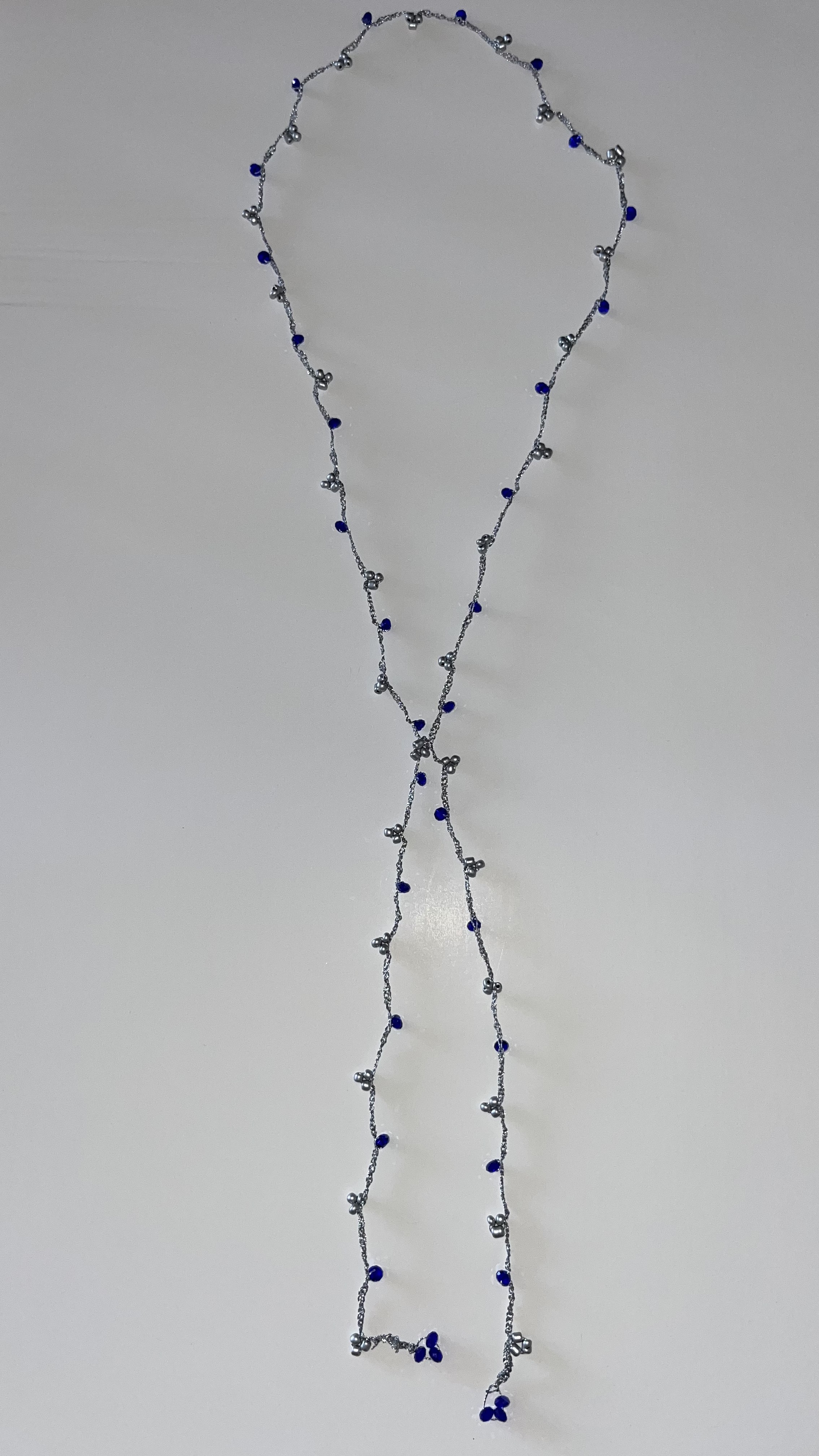 Collar Azul Perla, sobre fondo blanco