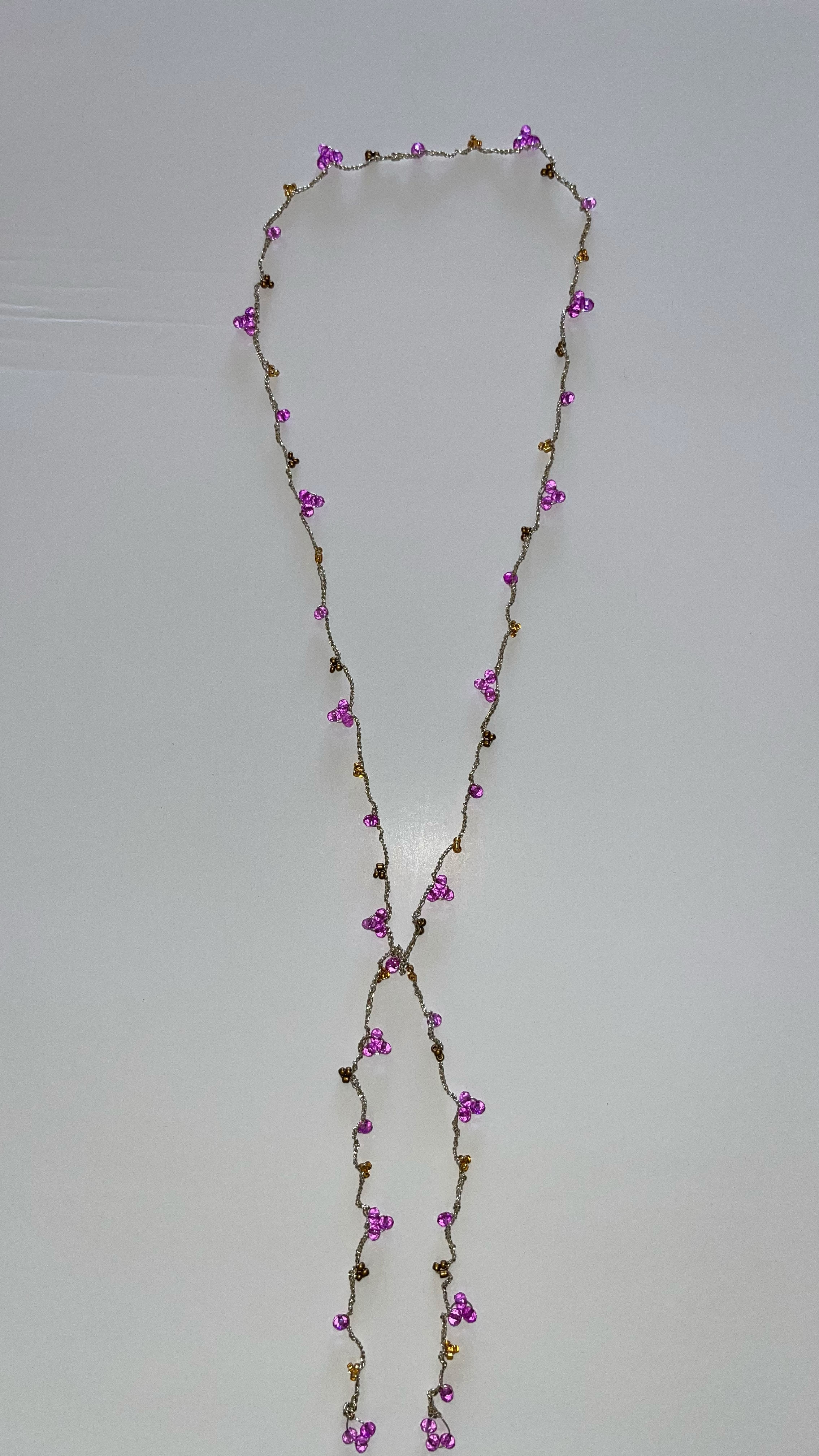 Collar Fucsia Ámbar, sobre fondo blanco