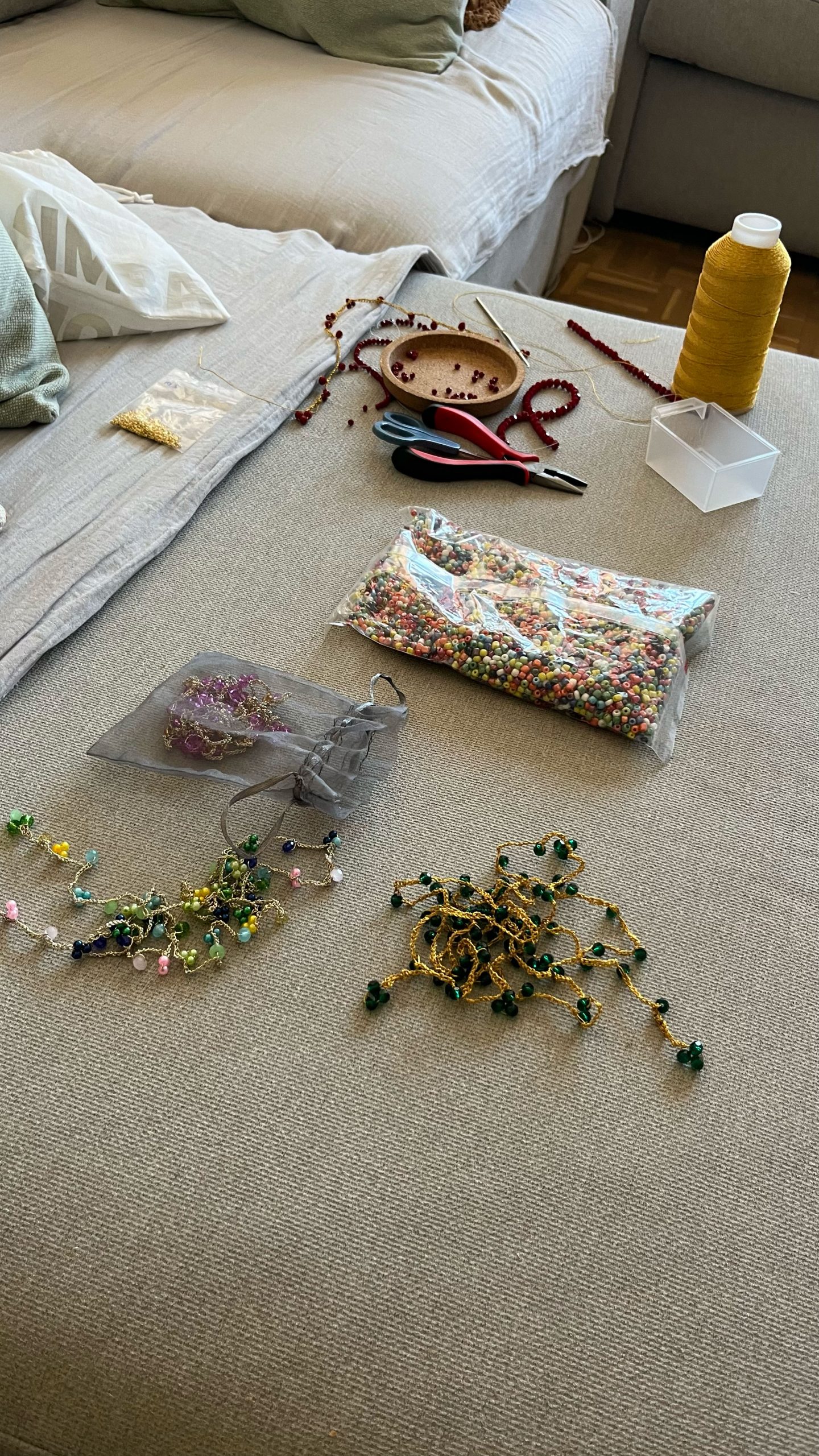 Proceso de creación de collares artesanales ÁKAPE