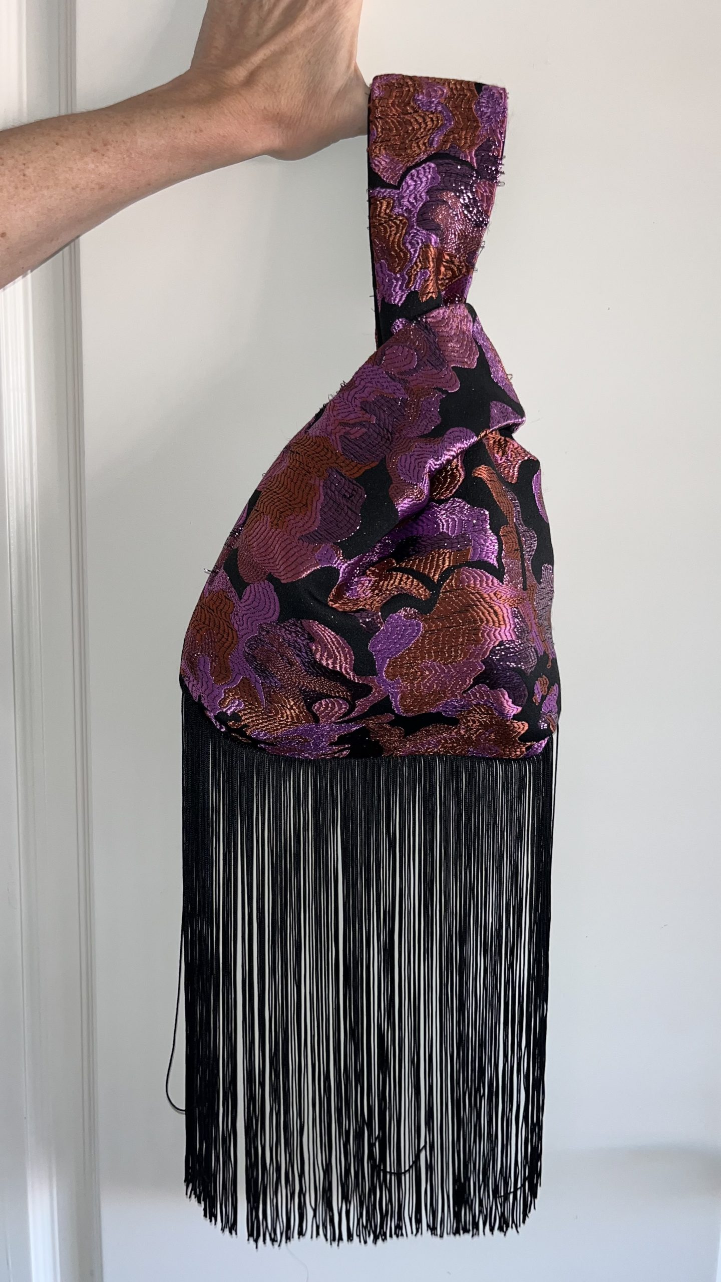Bolso violeta con flecos negros de ÁKAPE