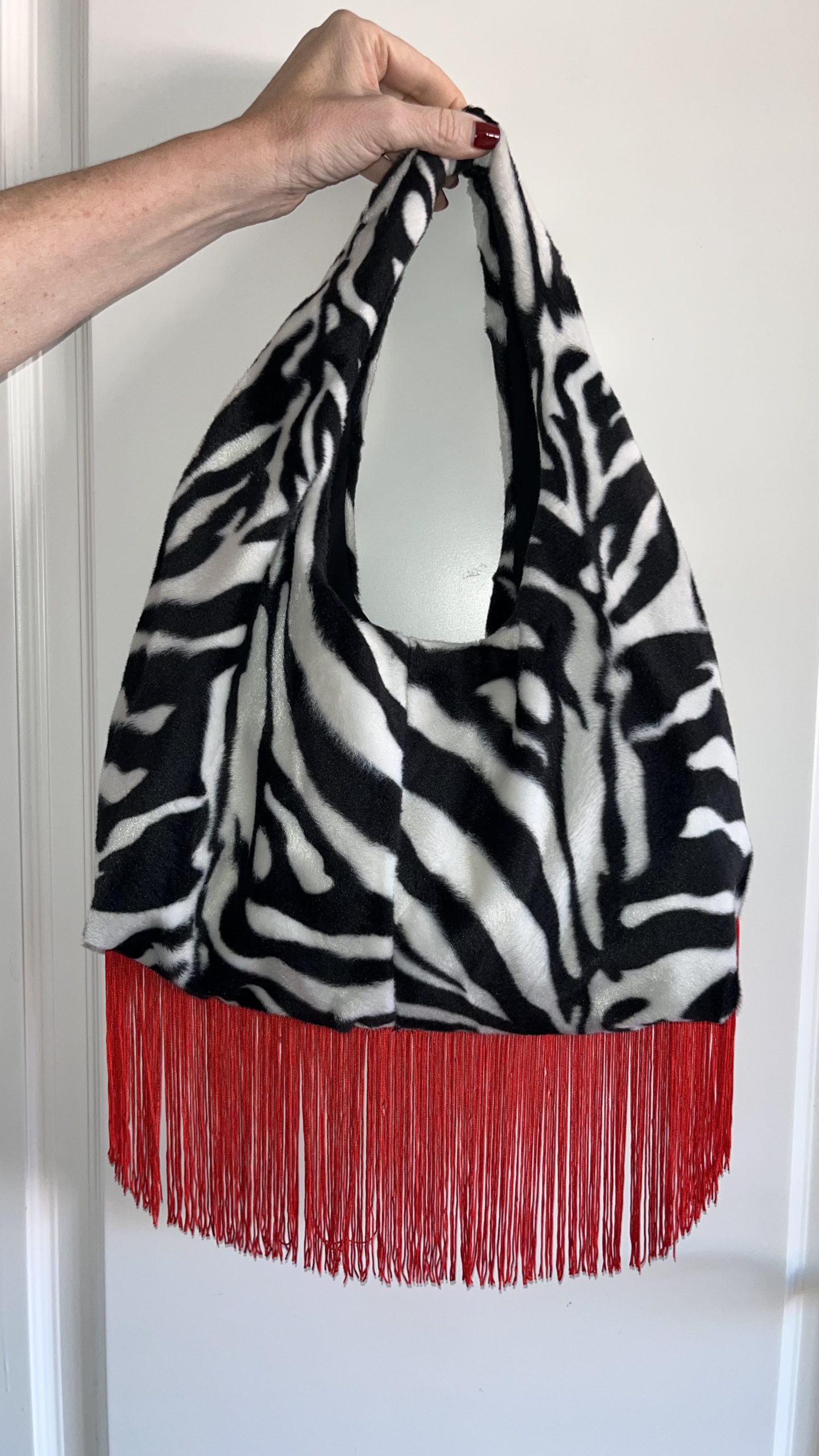 Bolso cebra con flecos rojos de ÁKAPE