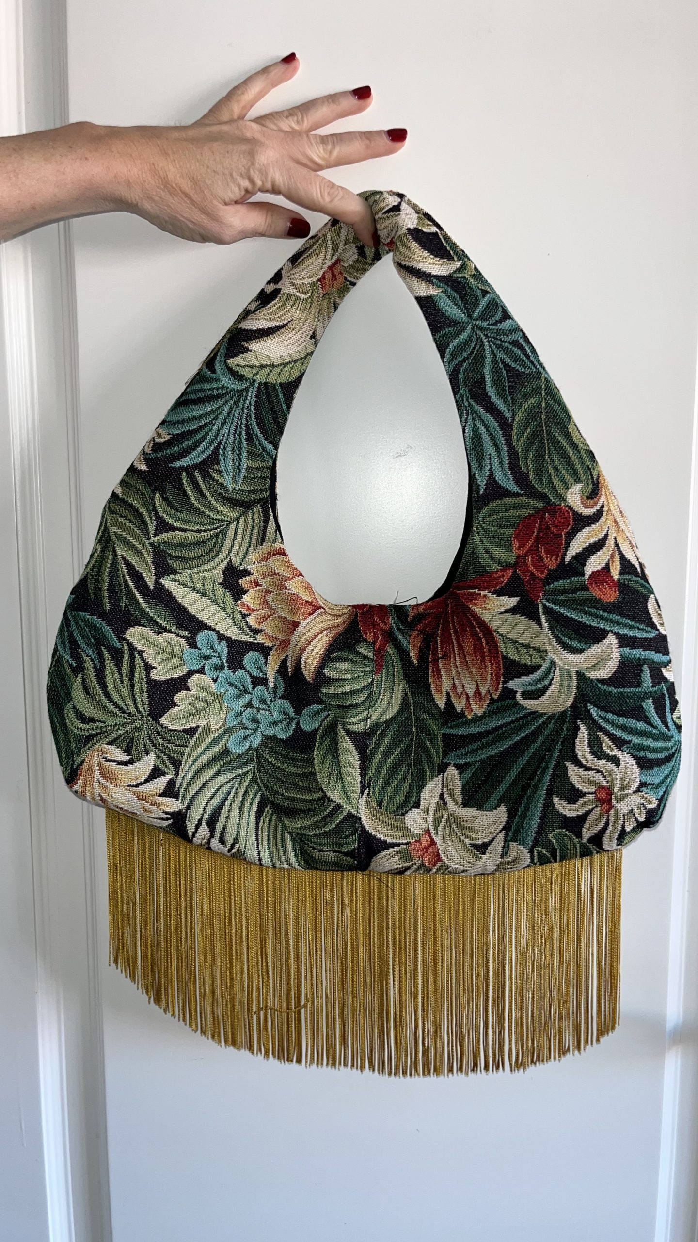 Bolso floral con flecos dorados de ÁKAPE